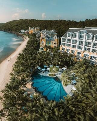 Nestled by Khem Beach of Phu Quoc, Vietnam JW Marriott Phu Quoc is a luxuryhaven with a unique 19th-century Lamarck University concept