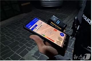 대구 경찰이 112정밀탐색기를 이용해 요구조자 위치를 특정하고 있다.(대구 수성경찰서 제공. 재판매 및 DB금지)