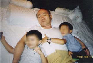 전두환씨 손자 전우원씨가 일가의 비리 의혹을 제기해 파장이 커지고 있다. 전씨는 어린 시절 전두환씨와 함께 찍은 사진 등 그동안 언론에 공개되지 않았던 가족사진도 공개했다. 연합뉴스