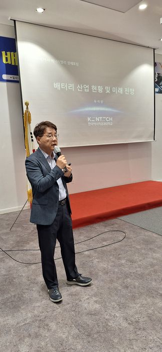 두석광 한국에너지공과대학(켄텍) 석학교수가 17일 뉴나주씨티호텔 회의장에서 '배터리 산업 현황 및 미래 전망'을 주제로 발표하고 있다.