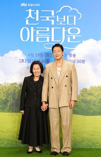 배우 김혜자와 손석구[JTBC 제공. 재판매 및 DB 금지]