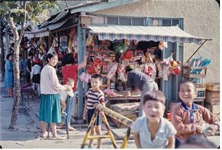 1970년대 부산의 어느 시장 안 장난감 가게와 아이들의 모습 부산시 제공