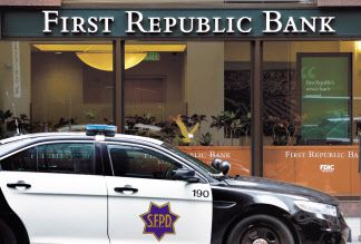 미국 캘리포니아 주 샌프란시스코 퍼스트리퍼블릭 본부 앞 건물에 한 경찰차가 주차돼 있다. [AFP]