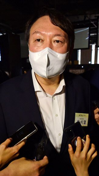 취재질 질문에 답하는 윤석열 - 윤석열 전 검찰총장이 9일 오후 서울 중구 우당 기념관 개관식에 참석한 뒤 취재진 질문에 답하고 있다. 2021.6.9 연합뉴스