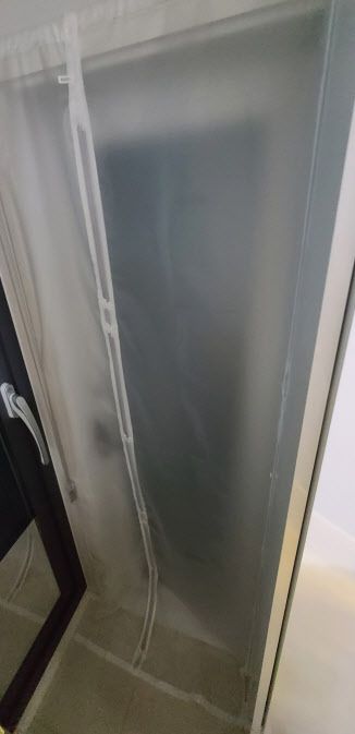 [이데일리 김형욱 기자] 베란다 문에 설치한 방풍 커튼. 출입은 불편하지만 설치 시 실내 온도 유지에 꽤 도움이 됐다.