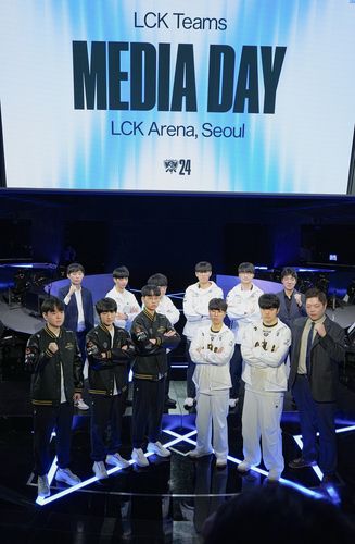 롤드컵 제패를 향한 각오    (서울=연합뉴스) 김주환 기자 = 26일 서울 종로구 LoL 파크에서 열린 2024 롤드컵 기자 간담회 행사에서 한화생명e스포츠·젠지 e스포츠·디플러스 기아(DK)·T1(시드 순) 4개 팀 감독과 선수가 포즈를 취하고 있다. 2024.9.26 jujuk@yna.co.kr