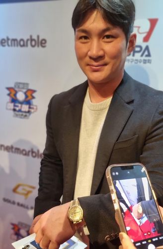 새 시계 찬 오지환(서울=연합뉴스) 김경윤 기자 = LG 트윈스 오지환이 1일 서울시 용산구 그랜드 하얏트 호텔에서 열린 '2023 마구마구 리얼 글러브 어워드' 시상식을 마친 뒤 취재진과 만나 '전설의 시계'를 기증하고 구광모 LG 그룹 회장에게 선물 받은 시계를 소개하고 있다. 2023.12.1. cycle@yna.co.kr