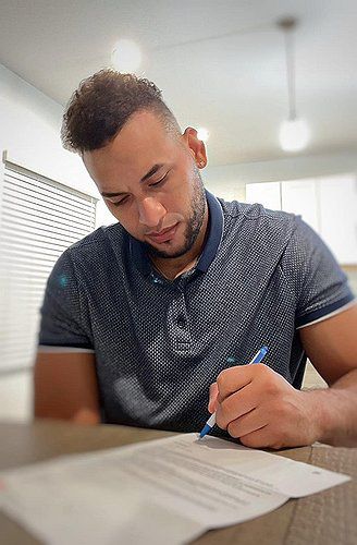 롯데와 계약서에 사인하는 레이예스[롯데 자이언츠 제공. 재판매 및 DB 금지]