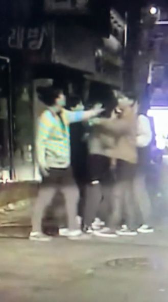 한 남성이 여성의 머리채를 잡아 당기는 모습 /사진=B씨 인스타그램
