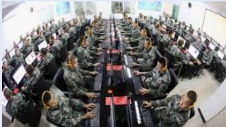 중국 인민해방군 소속 온라인 뉴스 전담 군인들이 충칭시에 있는 군 부대에서 집단 작업하고 있는 모습. 2013년 촬영된 사진이다./AP연합뉴스