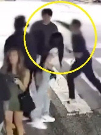 지난달 29일 제시 팬 폭행 현장이 담긴 폐쇄회로(CC)TV 캡처. 사진 JTBC