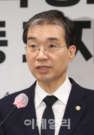 이종엽 대한변호사협회장이 지난 7월 7일 서울 대한변호사협회에서 열린 ‘법조 및 의료인력 대상 테러행위’ 대응 공동 기자회견에서 인사말을 하고 있다. (사진=뉴시스)