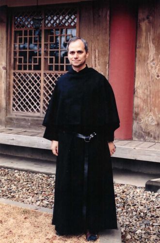 2002년 방한한 레오 14세 교황(서울=연합뉴스) 레오 14세 교황이 2002년 성 아우구스티노 수도회 총장 신분으로 한국을 방문해 한국지부인 '성 아우구스띠노 수도회'의 인천 전동수도원에서 찍은 사진 [성 아우구스티노회 수도회의 한국지부 '성 아우구스띠노 수도회' 제공. 재판매 및 DB 금지]