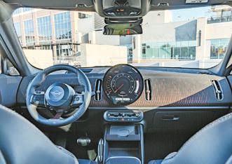 원형의 OLED 디스플레이가 특징이다.