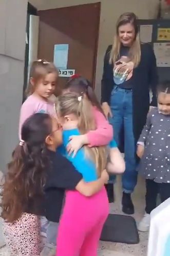 돌아온 아멜리아 알로니를 반기는 아이들[X 캡처. 재판매 및 DB 금지]