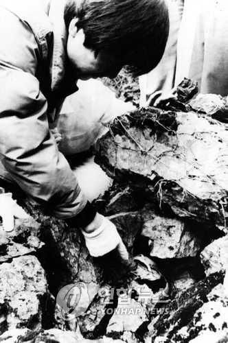 주남마을 뒷산 기슭 바위틈에서 발견한 사체[연합뉴스 자료사진]