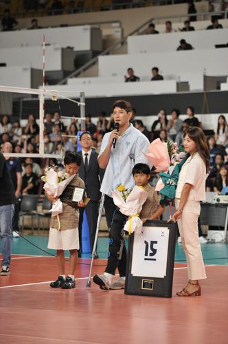 감사 인사 전하는 문성민문성민(가운데)이 6일 천안 유관순체육관에서 열린 한국 남자대표팀과 네덜란드의 평가전을 앞두고 열린 자신의 국가대표 은퇴식에서 팬들에게 감사 인사를 전하고 있다. 2025.6.6 [대한배구협회 제공. 재배포 및 DB 금지]