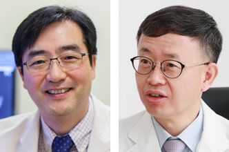 차훈석 대한류마티스학회 이사장(삼성서울병원 류마티스내과 교수·왼쪽)과 홍승재 대한류마티스학회 보험이사(경희대병원 류마티스내과 교수). 삼성서울병원·경희대병원 제공