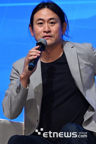 전자신문 1만호 기념 컨퍼런스가 '한국형 AI 발전 전략과 비전'을 주제로 29일 서울 서초구 엘타워에서 열렸다. 백준호 퓨리오사AI 대표가 토크콘서트에서 발언하고 있다. 이동근기자 foto@etnews.com