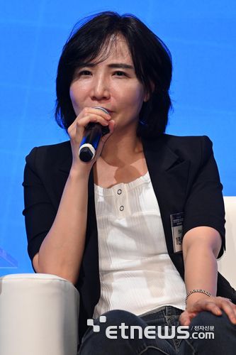 전자신문 1만호 기념 컨퍼런스가 '한국형 AI 발전 전략과 비전'을 주제로 29일 서울 서초구 엘타워에서 열렸다. 이연수 엔씨AI 대표가 토크콘서트에서 발언하고 있다.  이동근기자 foto@etnews.com