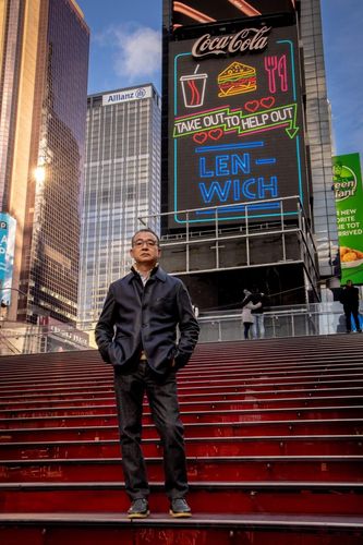 렌위치 광고가 나오는 전광판 고 앞에 선 주세훈 대표[본인 제공]