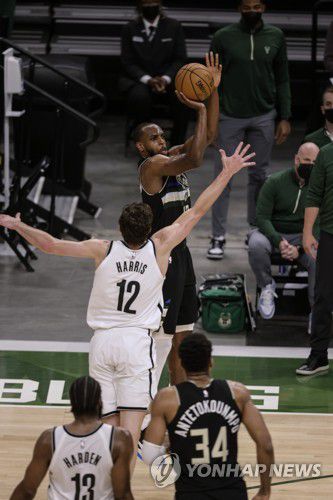 3점 던지는 미들턴[AP=연합뉴스]