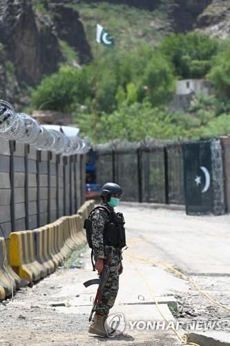 아프간 국경에 설치된 철제 펜스를 경비하는 파키스탄 군인. [AFP=연합뉴스]