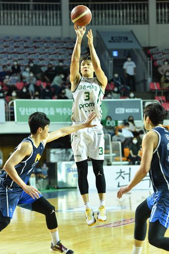 27일 KCC를 상대로 슛을 던지는 DB 허웅.[KBL 제공. 재판매 및 DB 금지]