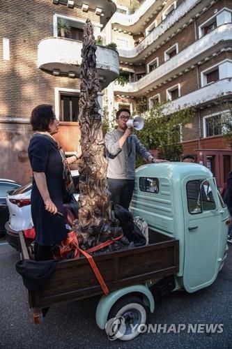 홍콩 민주운동가 네이선 로(로마 AFP=연합뉴스) 위구르 인권운동가 라히마 마무트와 홍콩 민주운동가 네이선 로(오른쪽)가 27일(현지시간) 이탈리아 로마 주재 중국 대사관 앞에서 시위를 벌이는 모습. 두 사람 사이에 놓인 것은 톈안먼 민주화시위를 상징하는 조각상 '수치의 기둥'의 모형이다. 2021.10.29. photo@yna.co.kr