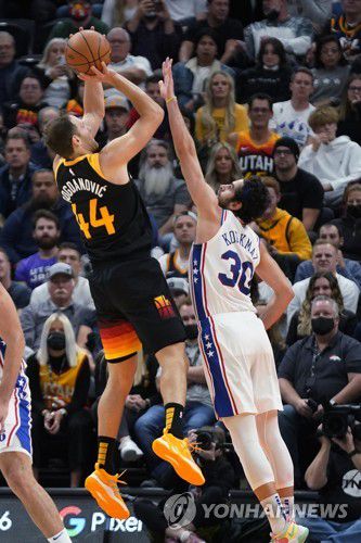 보얀 보그다노비치(44번)의 슛[AP=연합뉴스]