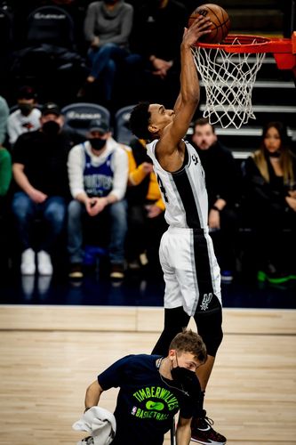 지난해 11월 미네소타 마핑 보이를 피해 덩크슛을 하는 샌안토니오의 배셀. [샌안토니오 구단 소셜 미디어 사진. 재판매 및 DB 금지]