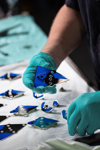 '소환사의 컵' 디자인하는 티파니앤코의 장인[라이엇게임즈 제공]