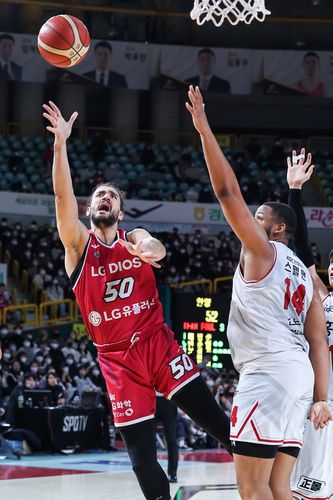 슛 시도하는 마레이(50번)[KBL 제공. 재판매 및 DB 금지]