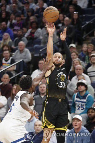 2일 미네소타 전에서 슛을 던지는 커리. [로이터=연합뉴스] Mandatory Credit: Bruce Kluckhohn-USA TODAY Sports