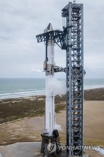 지난 1월 스타베이스 발사대에서 발사전 최종 기능점검 시험 중인 스타십 [스페이스X 제공/ UPI 연합뉴스 자료사진]