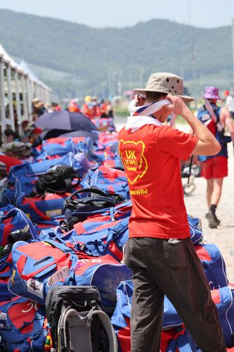 켜켜이 쌓인 영국 대표단 배낭(부안=연합뉴스) 임채두 기자