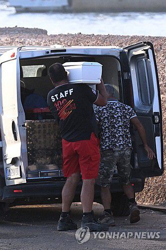 배에서 숨을 거둔 갓난아기의 관[EPA 연합뉴스 자료사진. 재판매 및 DB 금지]