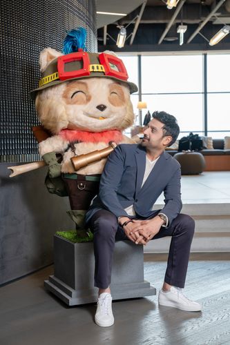 딜런 자데자 라이엇게임즈 대표(서울=연합뉴스) 딜런 자데자 라이엇게임즈 대표가 지난 17일 서울 강남구 라이엇게임즈 코리아 사무실에서 열린 인터뷰에 앞서 포즈를 취하고 있다. 2023.11.20 [라이엇게임즈 제공. 재판매 및 DB 금지]