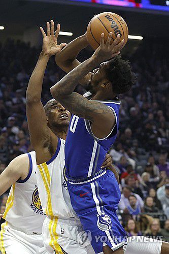 새크라멘토의 말리크 몽크(오른쪽)[EPA=연합뉴스]