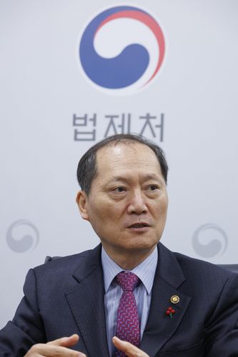 방송 3법 관련 의견 말하는 이완규 법제처장(서울=연합뉴스) 황광모 기자 = 이완규 법제처장이 5일 서울 종로구 정부서울청사에서 연합뉴스와 가진 인터뷰에서 최근 윤석열 대통령이 거부권을 행사한 방송 3법 관련 의견을 말하고 있다. 2023.12.6