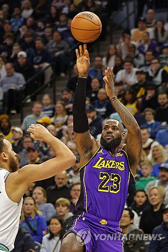 31일 미네소타 전에서 슛을 던지는 제임스.[로이터=연합뉴스] Mandatory Credit: Bruce Kluckhohn-USA TODAY Sports