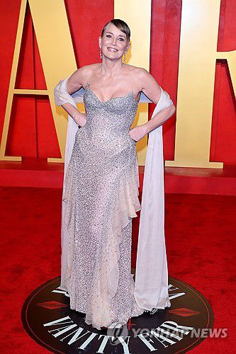 지난 10일(현지시간) 오스카 파티 참석한 배우 샤론 스톤[EPA=연합뉴스. 재판매 및 DB 금지]