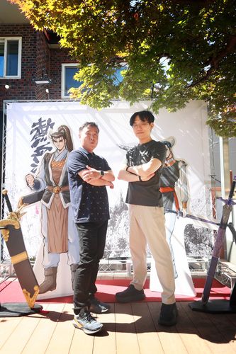 만화 '열혈강호'의 양재현(좌)·전극진(우) 작가(서울=연합뉴스) 진연수 기자 = 국내 최장수 연재 만화 '열혈강호'의 전극진·양재현 작가가 16일 서울 마포구의 한 카페에서 인터뷰하기에 앞서 포즈를 취하고 있다. 2024.5.17     jin90@yna.co.kr