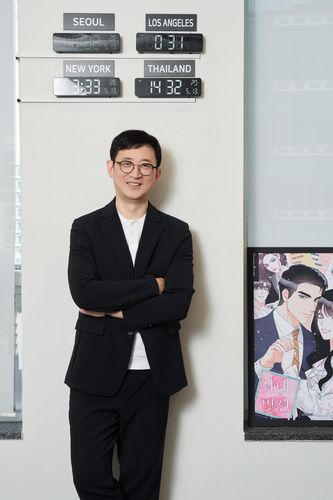 서울과 LA, 뉴욕, 방콕 시계 아래에 선 박종철 카카오엔터 스토리사업 부문 대표[카카오엔터 제공. 재판매 및 DB 금지]