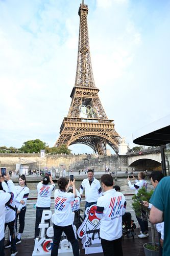 에펠탑 앞에서 기념 촬영하는 한국 패럴림픽 선수단(서울=연합뉴스) 7일 오후(현지시간) 프랑스 파리 8구 선착장에서 열린 '선수단의 밤' 행사에서 2024 패럴림픽 한국 선수단이 에펠탑을 배경으로 기념 촬영하고 있다. [대한장애인체육회 제공. 재판매 및 DB금지]