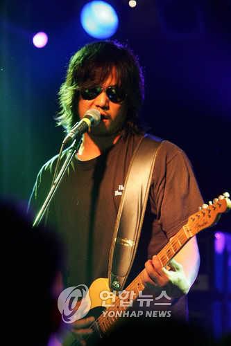 은퇴 후 록 뮤지션으로 활동한 이상훈[연합뉴스 자료사진]