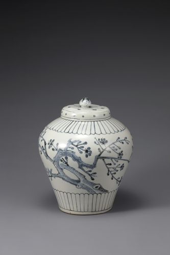 국보 '백자 청화매죽문 유개항아리'[호림박물관 제공. 재판매 및 DB 금지]