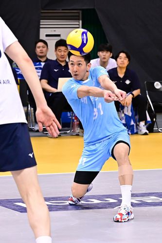 수비하는 대한항공의 리베로 료헤이[한국배구연맹 제공. 재판매 및 DB 금지]