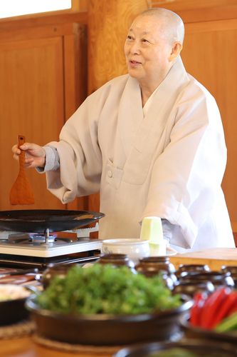 사찰음식 만드는 계호스님(서울=연합뉴스) 강민지 기자 = 진관사 회주 계호스님이 4월 23일 서울 은평구 진관사에서 사찰음식을 만들고 있다. 2025.5.11     mjkang@yna.co.kr