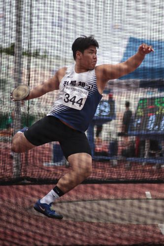 이태우, 원반던지기 우승 (서울=연합뉴스) 이태우가 23일 경남 밀양종합운동장에서 열린 제54회 전국종별육상경기선수권 남자 고등부 원반던지기 경기에서 투척 동작을 하고 있다. [대한육상연맹 제공. 재판매 및 DB 금지]